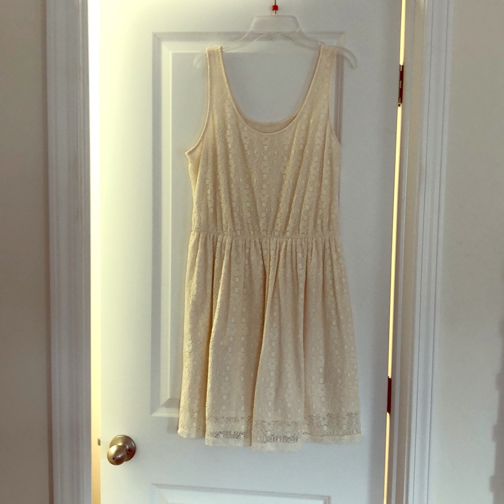 Sleeveless crocheted dress